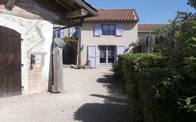 Gîte pour 2 personnes, avec vue et jardin à Lagnieu