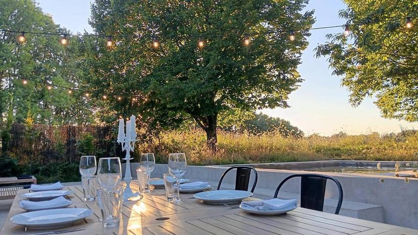 Location de vacances pour 4 personnes, avec Terrasse et Jardin ainsi que Piscine et Vue à Oradour-sur-Vayres