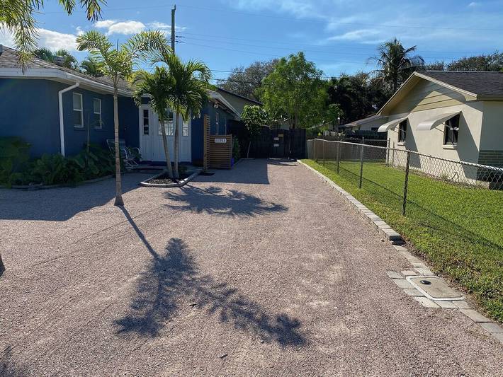 Vacation rental for 2 people, with yard and hot tub as well as terrace in Palm Beach County