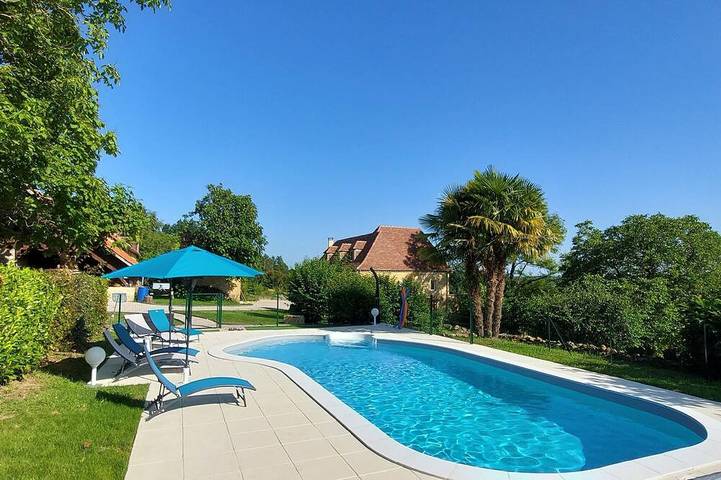 Gîte pour 6 personnes, avec jardin ainsi que piscine et terrasse à Vézac