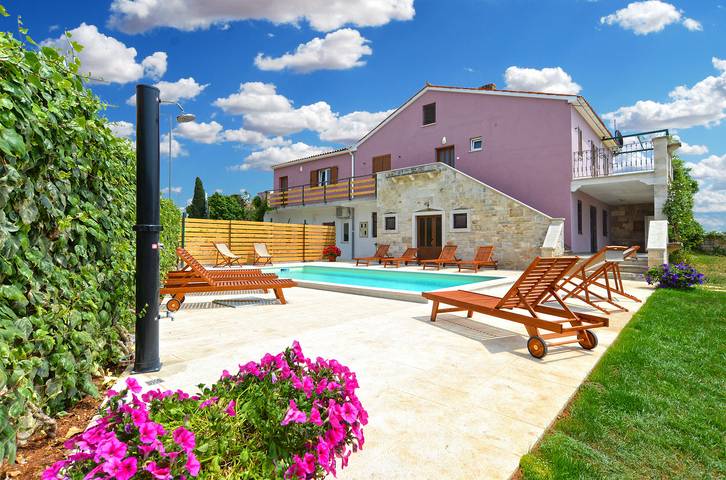 Ferienhaus für 16 Personen, mit Balkon und Pool