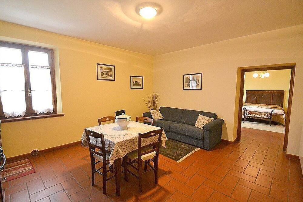 Villa Lamina Piccola: A characteristic and welcoming three-story apartment that is part of an ancient country house in the characteristic style of the Tuscan countryside, with Free Wi-Fi. in Cortona, Arezzo Provinz