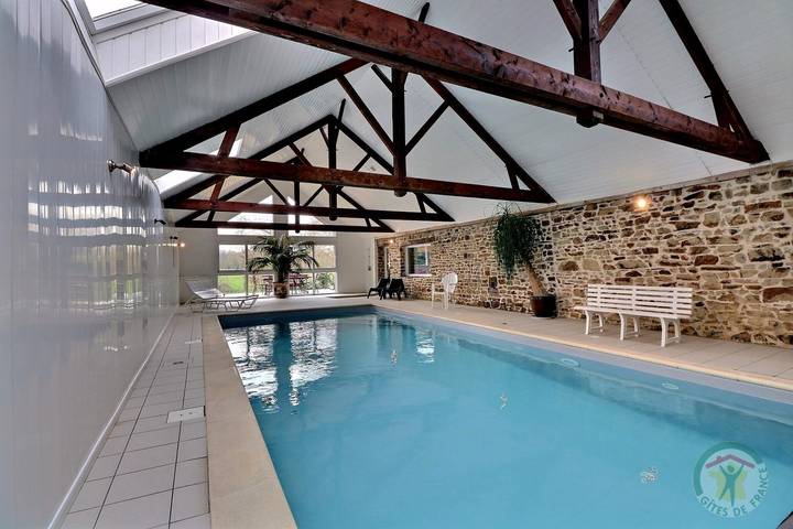 Gîte pour 8 personnes, avec vue ainsi que jardin et piscine en Bretagne - 2