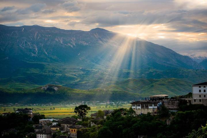 Chambre d’hôte pour 3 personnes, avec jardin et piscine dans Gjirokastër