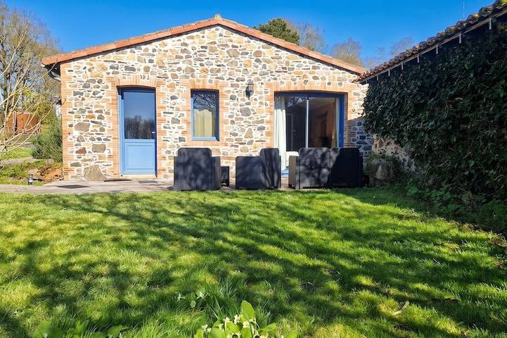 Location de vacances pour 8 personnes, avec Terrasse et Jardin à Mouzillon