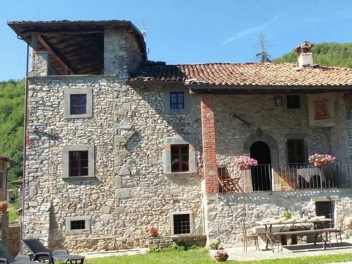 Casa vacanza per 14 persone, con giardino e terrazza nonché piscina in Camporgiano