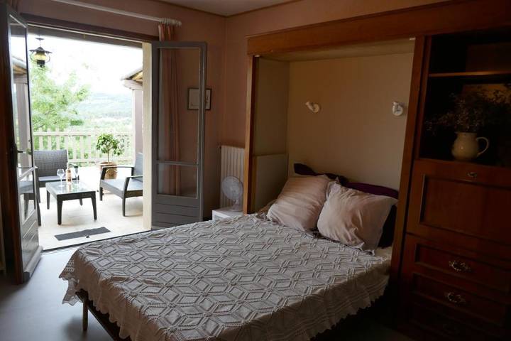 Ferienwohnung für 3 Personen, mit Terrasse und Garten sowie Ausblick in Félines-Minervois