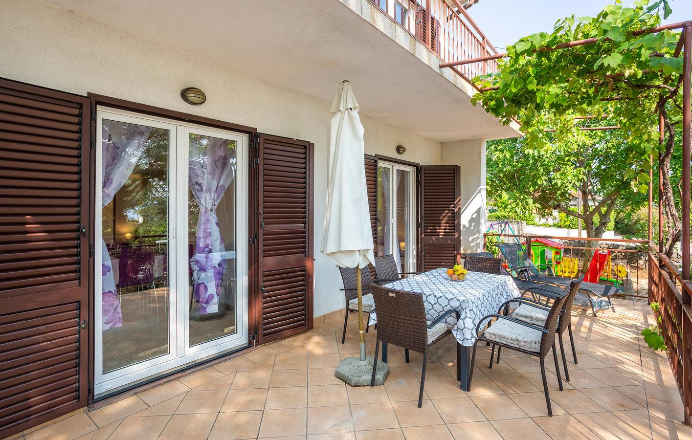 Entire holiday apartment, Holiday apartment for 5 people with terrace in Pinezici, Krk