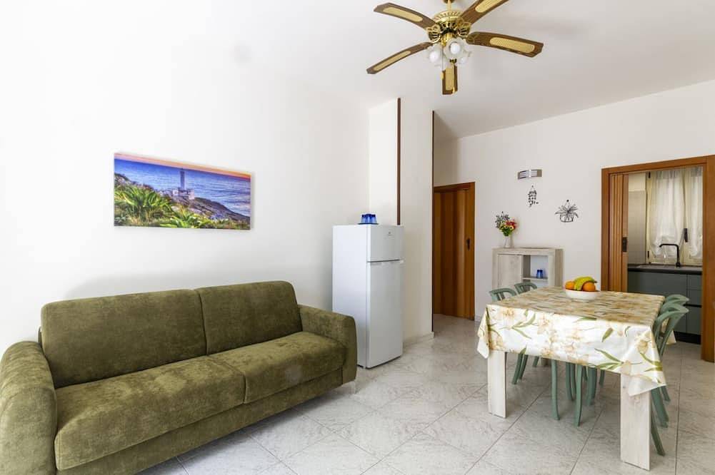 Ganze Wohnung, This colorful and welcoming apartment, ideal for up to 4 people, is strategically located in Lecce: outside the restricted traffic zone but just steps from the historic center. Just 400 meters from Porta San Biagio, it's easy to immerse yourself in the w in Otranto, Otranto und Umgebung