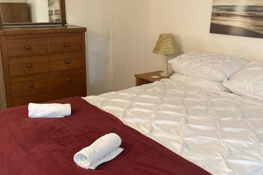 Entire apartment, Tranquil 2-bedroom apartment with terrace nr Shanklin beach very relaxing in Shanklin, Isle of Wight