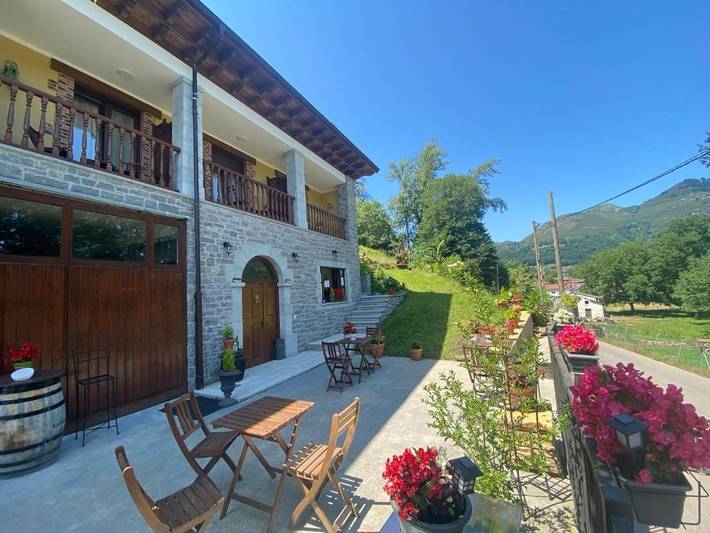 Hotel para 2 personas, con jardín además de balcón y vistas en Parres - 2