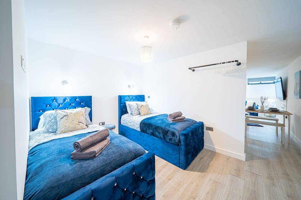 Entire apartment, Bv Navy Blue Spacious Diamond Suites Apt in Bradford, West Yorkshire