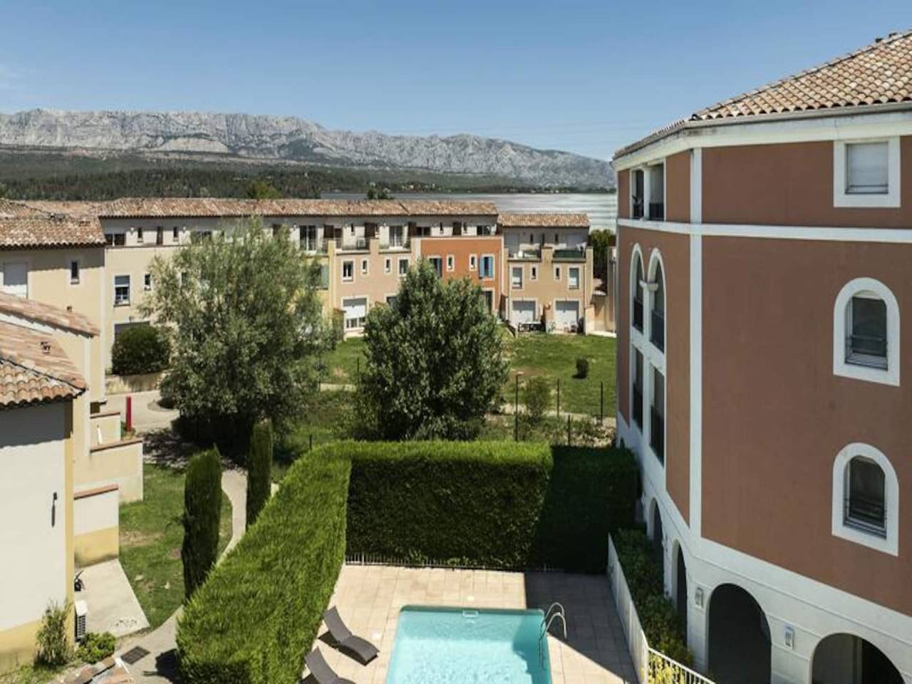 Entire apartment, Studio 2 people in Rousset, Aix-en-Provence region
