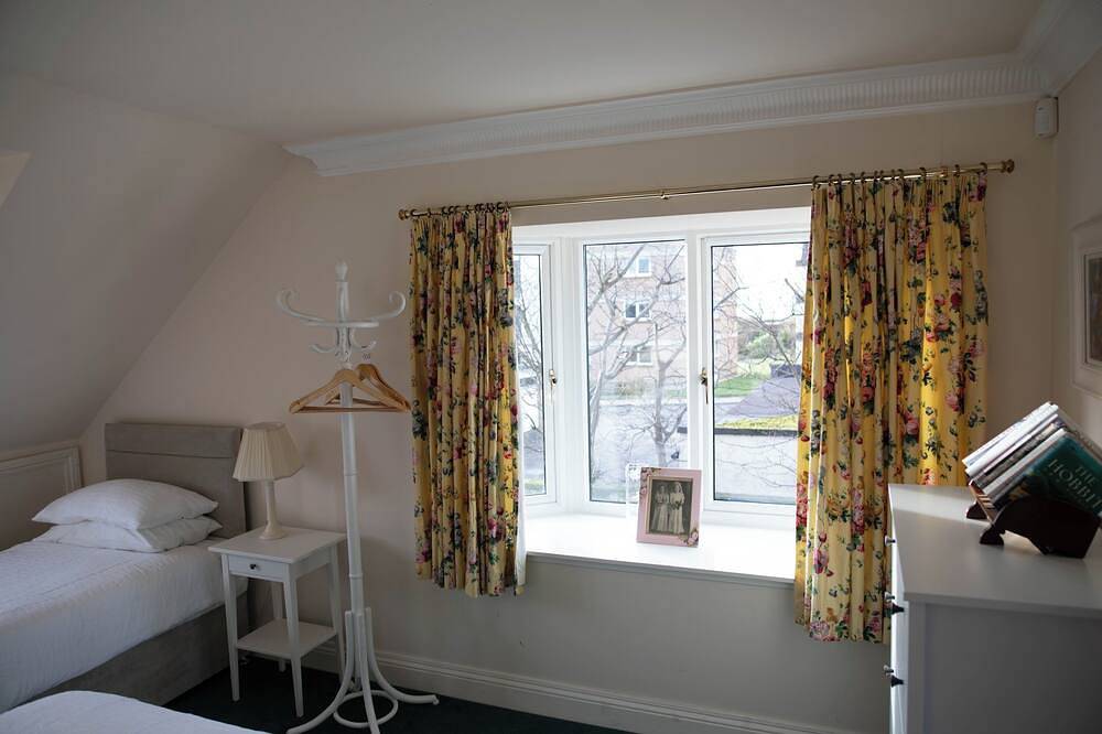 Beautiful Family Home a few steps from Royal Troon Golf Club and the Troon beach in Troon, Firth Of Clyde