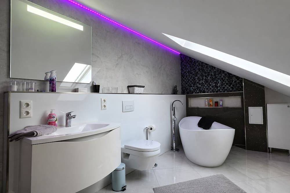 Ganze Wohnung, Designer Apartment | Spa-Badewanne • Nähe Nürnberg /Messe / erlangen Universität in Fürth, Franken