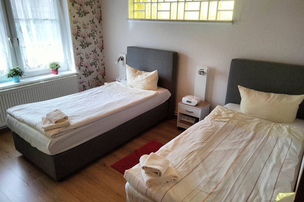 Fuhrkamp 74 - 1 Schlafzimmer mit Wohnzimmer in Neumünster, Schleswig-Holstein Binnenland
