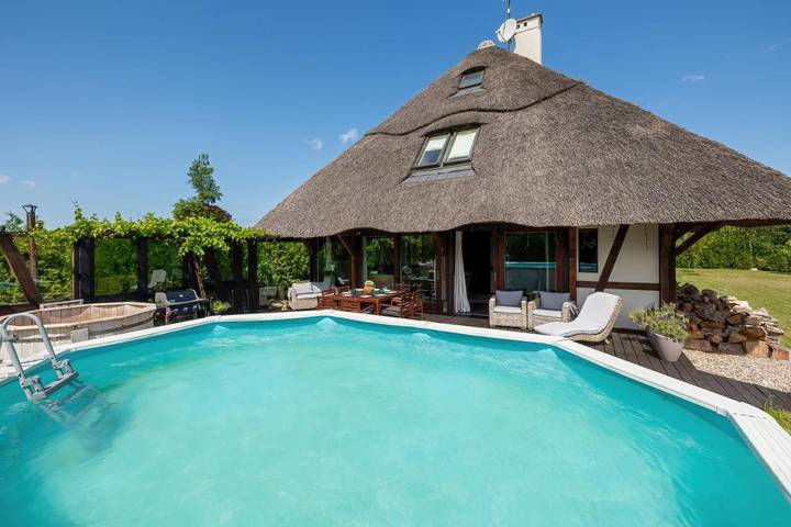 Villa für 15 Personen, mit Balkon und Terrasse sowie Garten und Pool in Polnische Ostsee