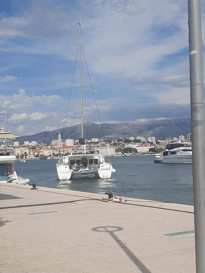 Apartament wakacyjny dla 2 osób, z sauna i basen oraz jacuzzi i ogród w Podstrana