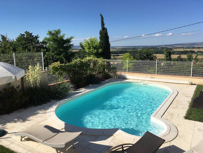 Gîte pour 4 personnes, avec terrasse et piscine à Mas-Saintes-Puelles