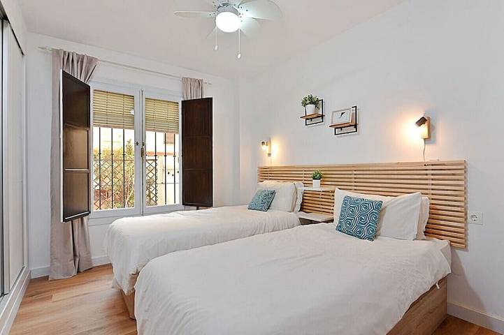 Entire apartment, Spacious quiet apartment 450 meters to the beach, huge patio, communal pool. in Torre del Mar, Vélez-Málaga