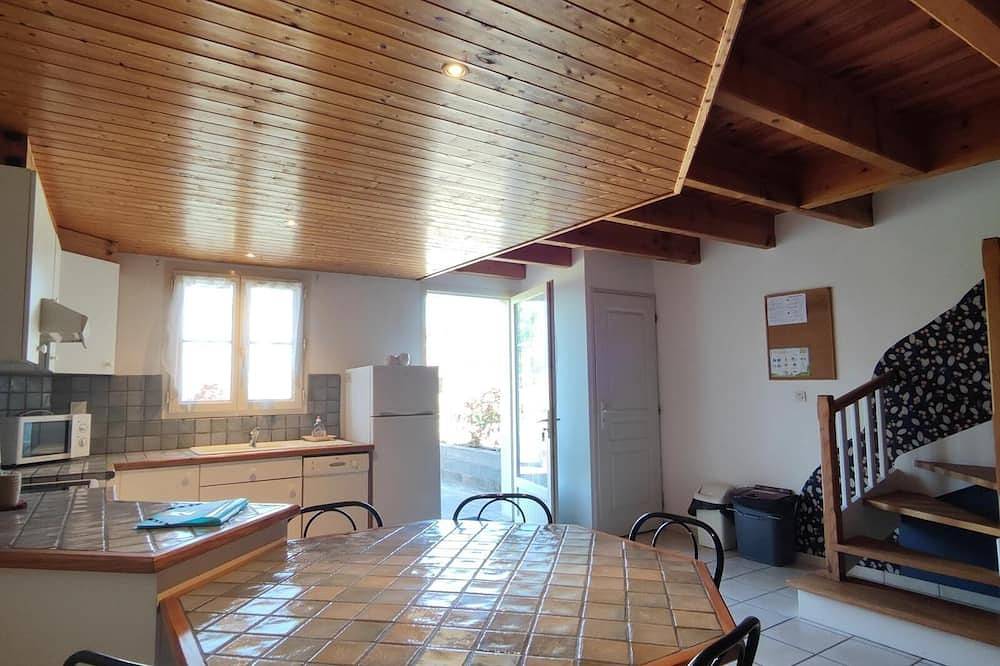 Entire apartment, House 11 sleeps 5/7 2 bathrooms in Ternant (Charente-Maritime), Saint-Jean-d'Angély region