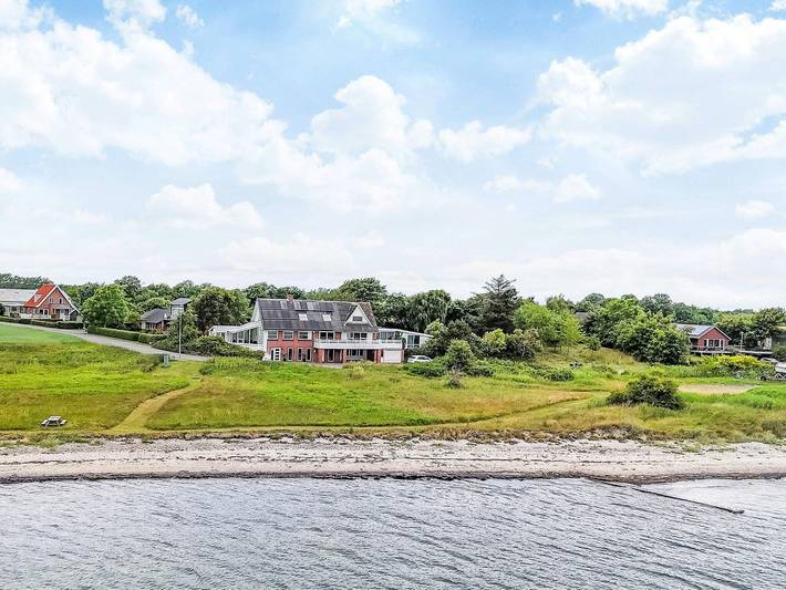 Ferienhaus für 14 Personen, mit Terrasse und Pool sowie Sauna in Jegindø