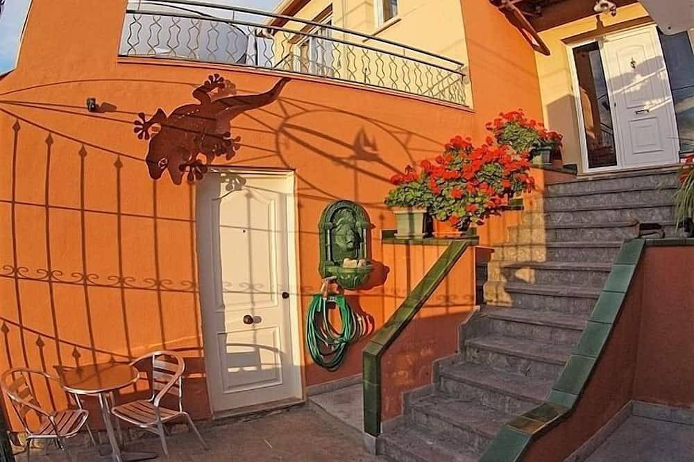 Apartamento entero, Villa privada, terraza privada, barbacoa, piscina, hermoso jardín y vistas. in Olivella, Garraf