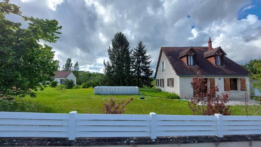 Location de vacances pour 12 personnes, avec vue ainsi que piscine et jardin, animaux acceptés à Saint-Jean-Saint-Germain