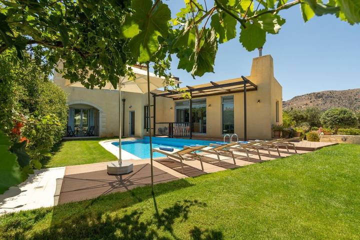 Maison de vacances pour 6 personnes, avec Balcon et Terrasse ainsi que Jardin et Piscine dans Kalyves
