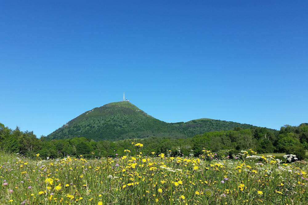 Große, gepflegte, sehr angenehme Unterkunft mit Terrasse und Blick über das Tal in Pontgibaud, Regionaler Naturpark Volcans d'Auvergne