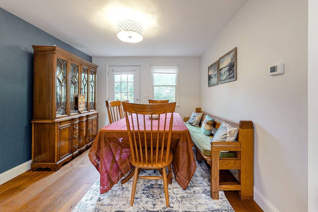 Charming cottage with deck, yard, & Ac - walk to beach, Main Street, & ferry in Falmouth, Cape Cod