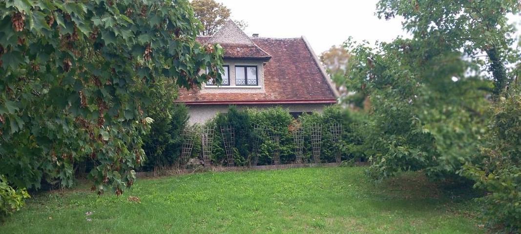 Location de vacances pour 5 personnes, avec vue ainsi que terrasse et jardin à Cour-sur-Loire