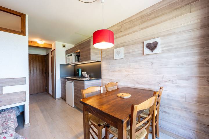 Entire studio, Studio Apartment '13 - L'Étale' with Mountain View, Shared Garden and Wi-Fi in Cohennoz, Albertville region
