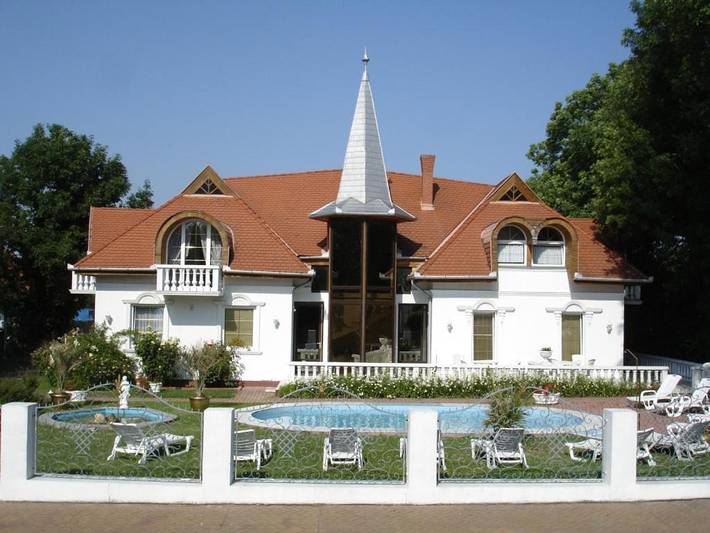 Ferienwohnung für 4 Personen, mit Balkon und Ausblick sowie Pool und Garten in Gyenesdias