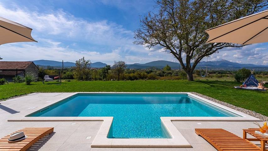 Villa pour 6 personnes, avec piscine ainsi que jardin et terrasse à Sinj - 3