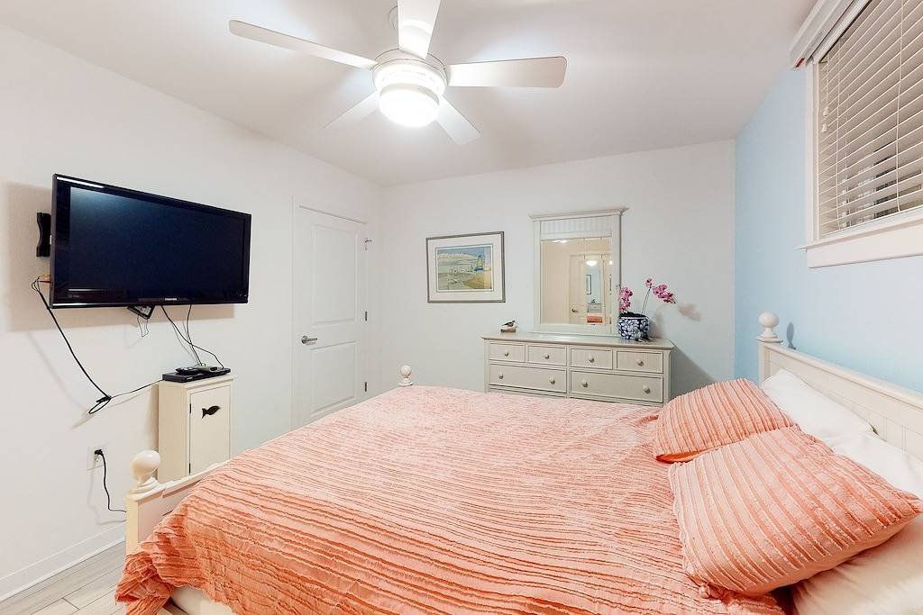 Ganze Wohnung, Inviting condo steps from the beach with balcony & resort pools in Sandbridge, Virginia Beach