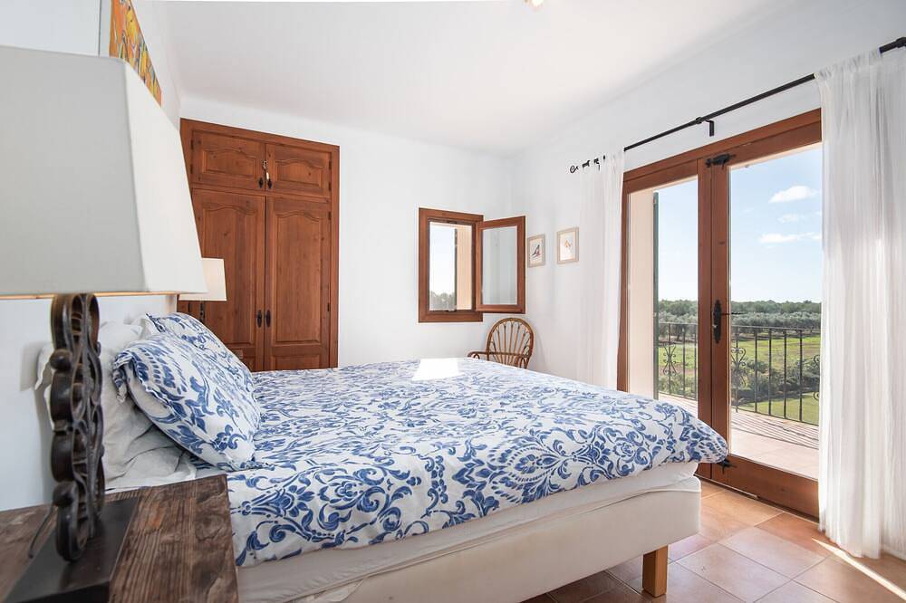 Sunny Oasis in Es Llombards: Pool, A/C & Pizza Oven (10p) in Es Llombards, Santanyí