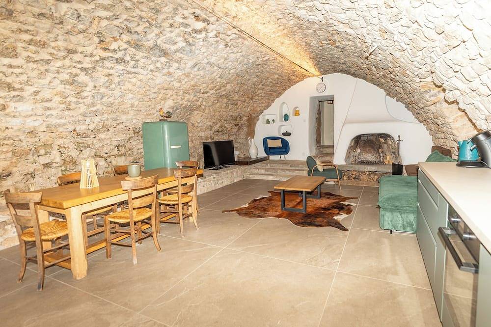 Gîte de campagne au cœur du Larzac avec vue imprenable sur le Viaduc de Millau. in Creissels, Parc naturel régional des Grands Causses