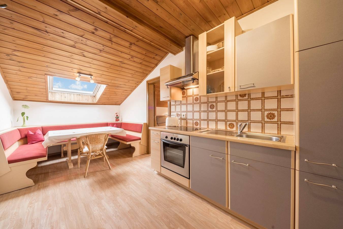 Ganze Wohnung, Ferienwohnung "Residenz Kronstein - Fewo 8" mit Balkon, Gemeinschaftsgarten und Bergblick in Tisens, Nonsberggruppe