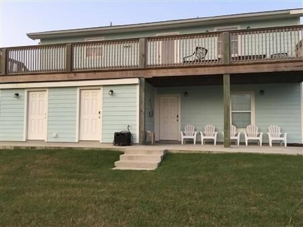 Ganze Wohnung, La Casa De Pescado Rojo. Zwei Schlafzimmer, zwei Bäder. Privater Bootsschlupf im Hafen. in Port Mansfield, Laguna Madre