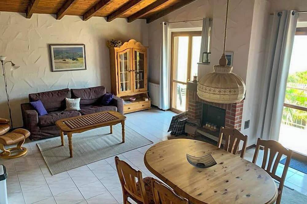 Ganze Wohnung, 2-Zimmer-Wohnung mit Balkon und wunderschöner Seesicht in Pino sulla Sponda del Lago Maggiore, Maccagno con Pino e Veddasca