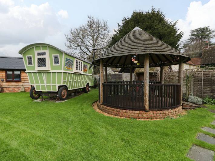 Hut for 2 people, with garden, with pets in North Wessex Downs