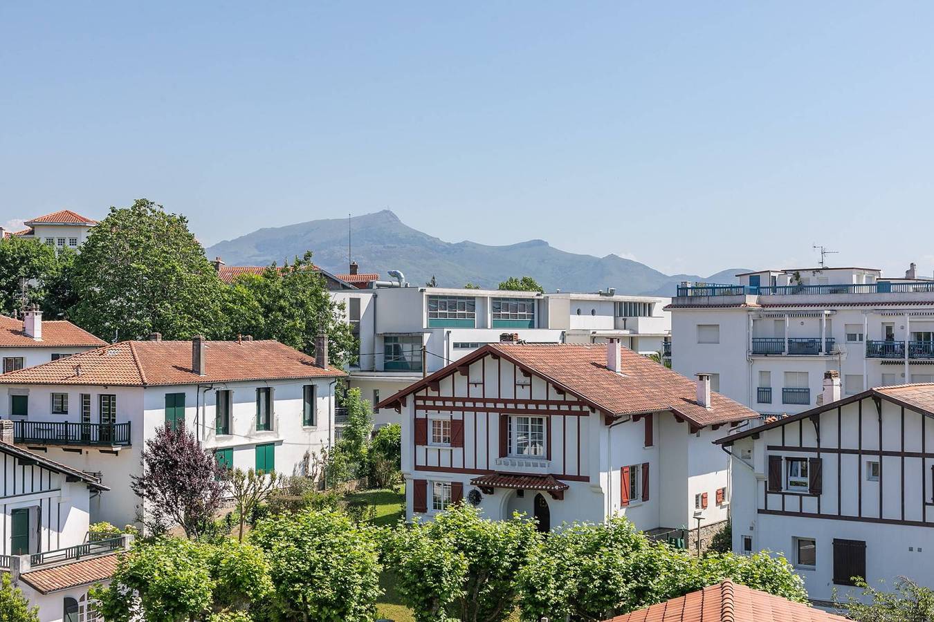 Appartement entier, Appartement moderne au centre ville avec vue Rhune in Saint-Jean-de-Luz, Région de Bayonne