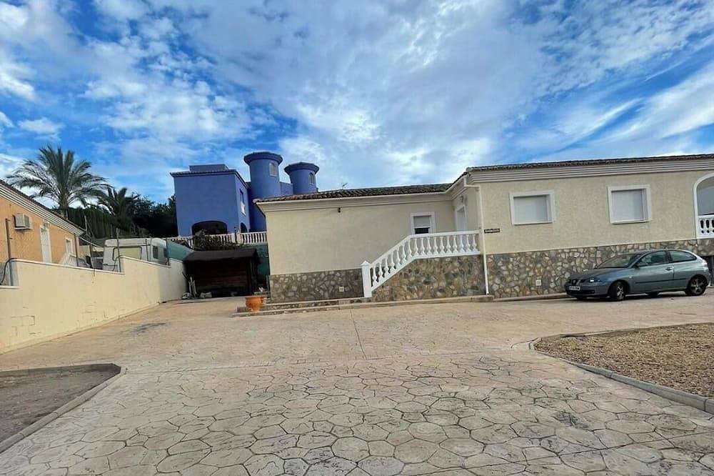 Spacious family friendly Villa with Terrace and pool to watch the Sun go down in Busot, Costa Blanca