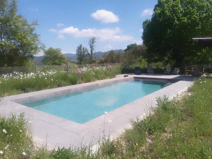 Location de vacances pour 5 personnes, avec vue ainsi que jardin et piscine à Saint-André-de-Rosans