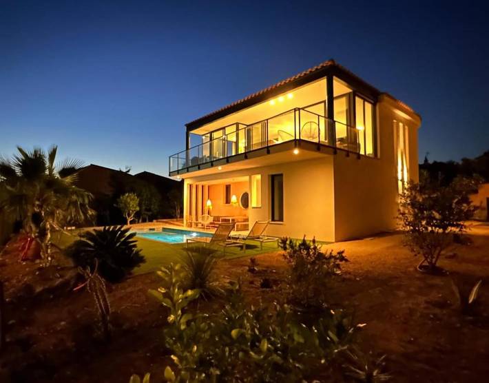 Villa pour 8 personnes, avec vue ainsi que piscine et jardin