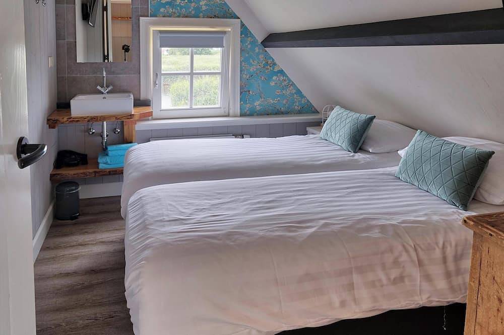 Magische Ferien in diesem stimmungsvollen Ferienhaus am Wasser, familienfreundliche Gruppenunterkunft, 4 Schlafzimmer, 2 Bäder. Genießen Sie luxuriöse Annehmlichkeiten wie eine Terrasse mit Steg, ein kleines Boot und einen gemütlichen Holzofen. In de in Niederländische Nordsee