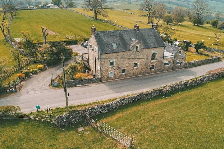Cottage for 22 people, with hot tub and sauna as well as garden in Peak District