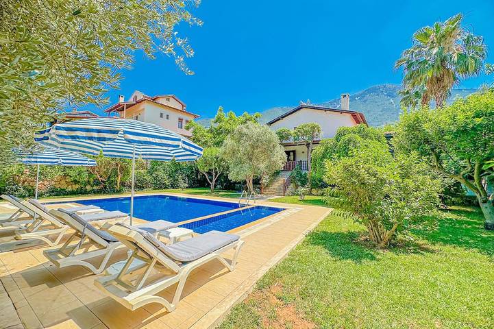 Gîte pour 6 personnes, avec piscine et jardin