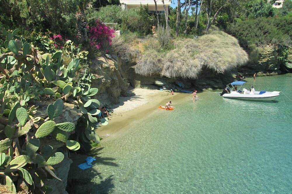 Appartement entier, Appartement spacieux à côté de la plage in Agia Pelagia, Achlada